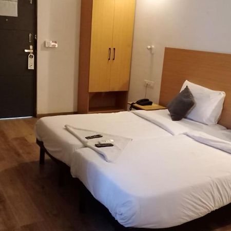 Hotel Amrita Ченай Екстериор снимка