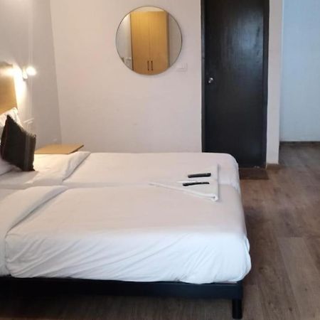 Hotel Amrita Ченай Екстериор снимка