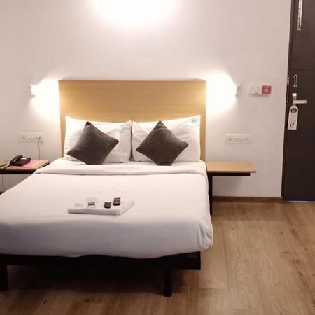 Hotel Amrita Ченай Екстериор снимка