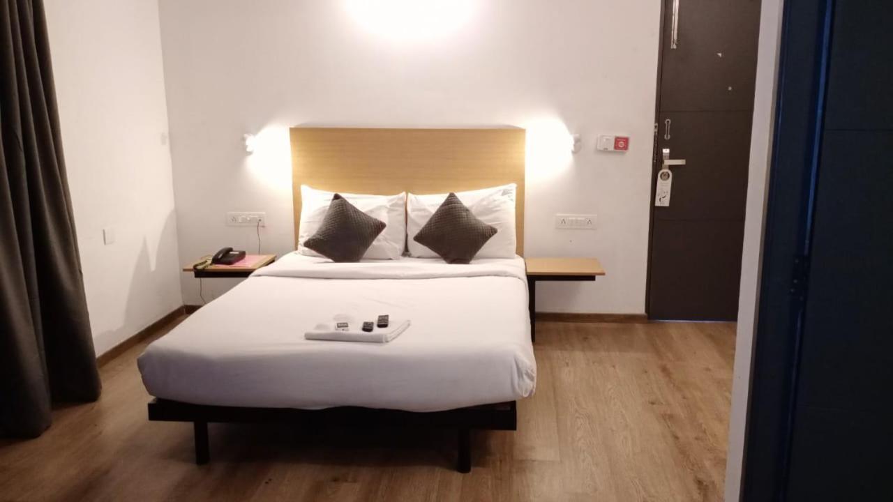 Hotel Amrita Ченай Екстериор снимка